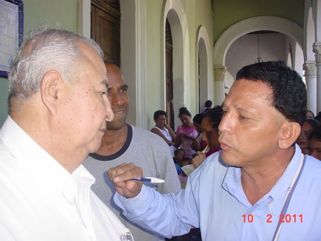 El Vice Alcalde Carlos espinoza conversa con el lider comunitario Bernardo Antonio Blanco
